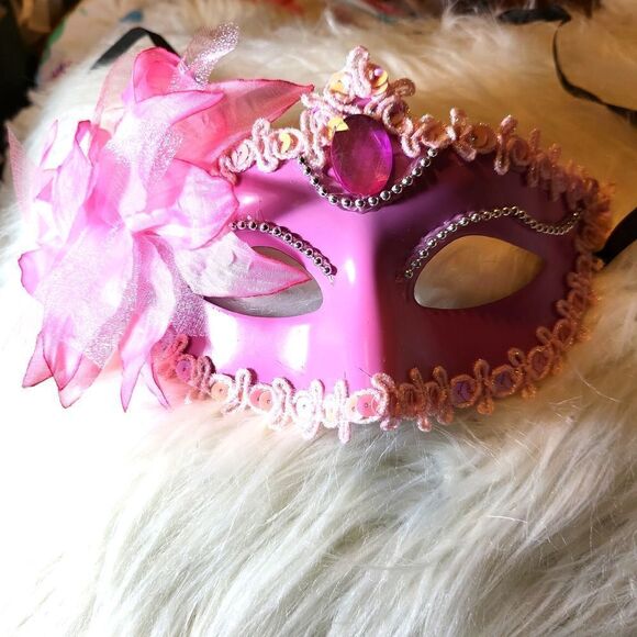 A pink mask brand new! - Picture 1 of 2